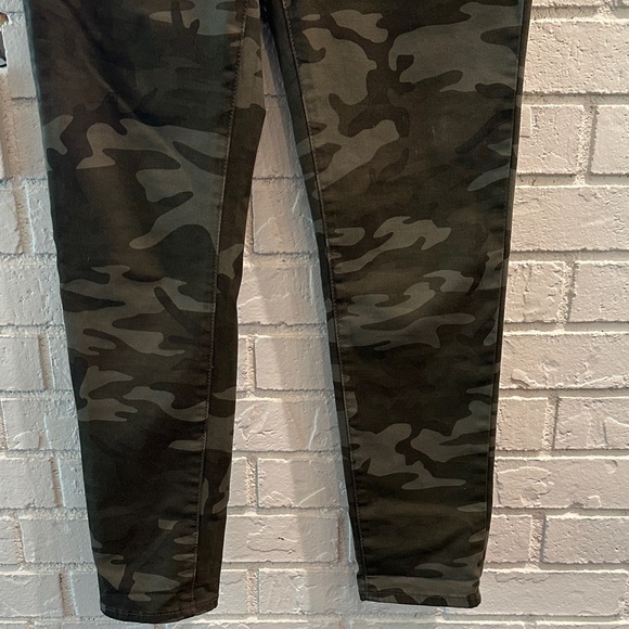 Levi's Camouflage Skinny Jeans - Picture 3 of 16